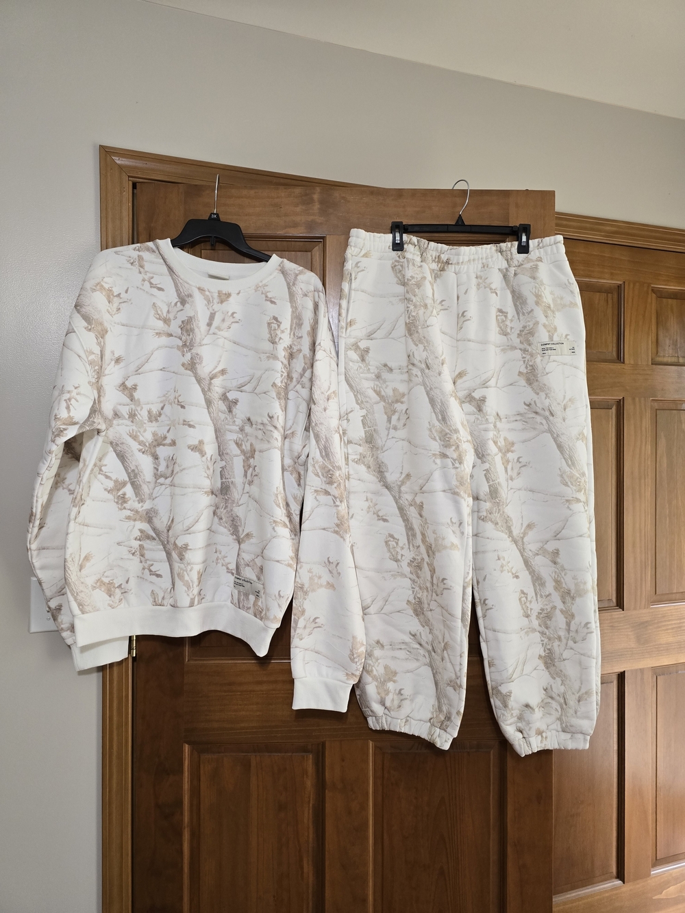 NWOT- Comfrt Unisex Camo Sweatshirt and Jogger Set